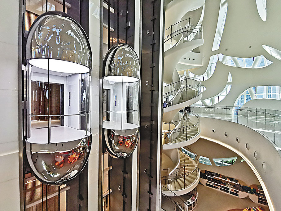 ◆館內設有一條蜿蜒曲折的白色樓梯及時空膠囊般的電梯，貫穿了建築的7層樓。