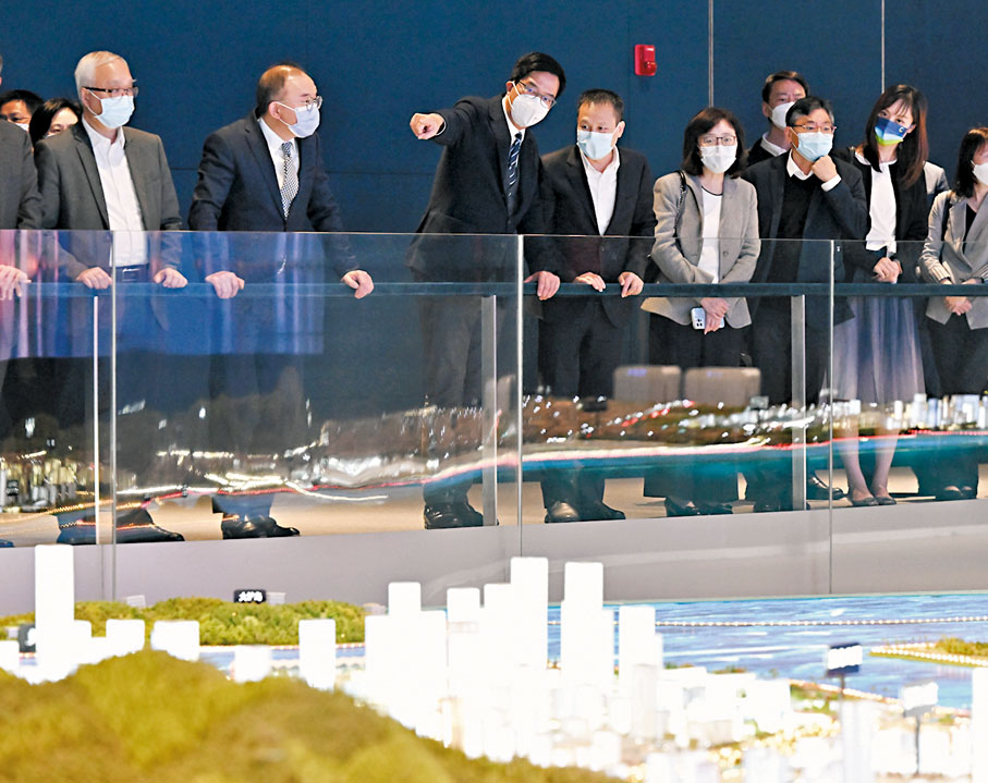 ◆黃偉綸（左三）和香港特區政府代表團成員在會議後參觀前海展示廳，並聽取深圳市委常委曾湃（左四）介紹前海發展。