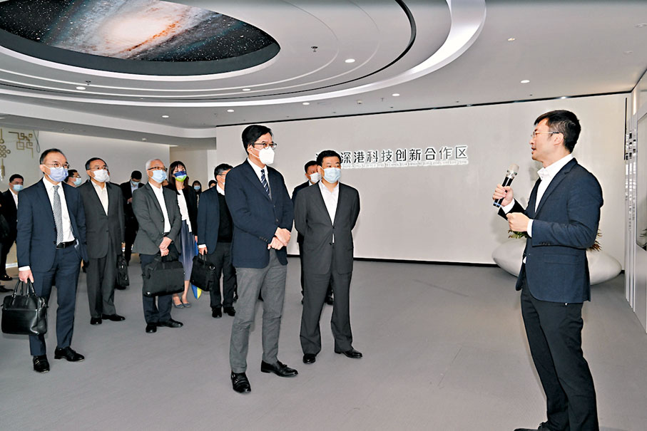 ◆黃偉綸與黃敏在會議前參觀河套深港科技創新合作區展示交流中心。