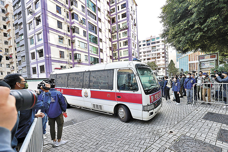 ◆肢解烹屍案4被告昨日由警車押至九龍城裁判法院提堂。 香港文匯報記者鄧偉明 攝