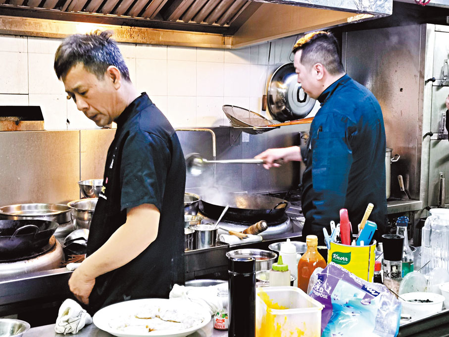 ◆大廚Stephan Mak（右）親自下廚。
