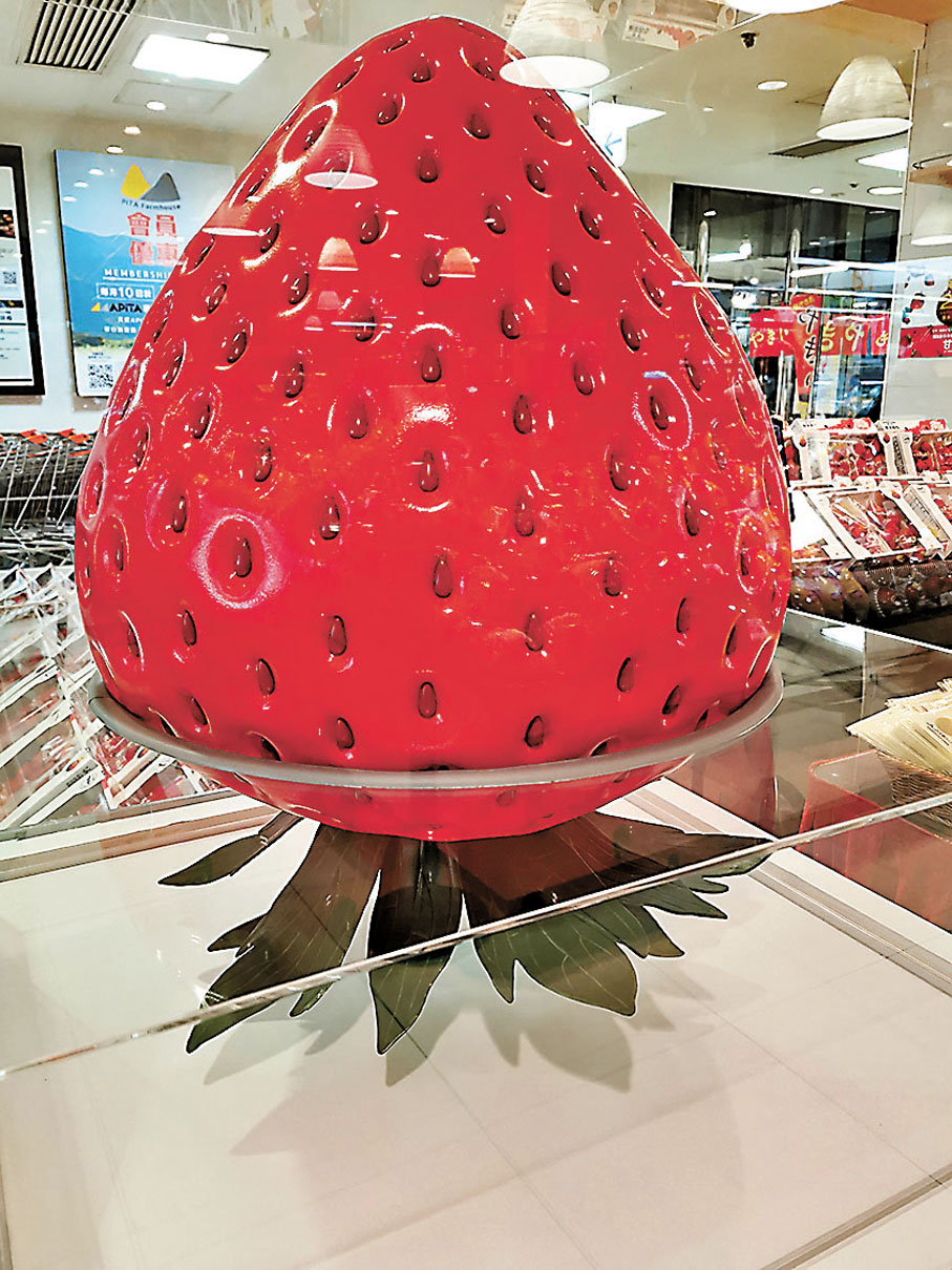 ◆這個巨型的士多啤梨模型大有來頭，是為20周年紀念而造的，東京香港各一個，造價100萬日圓。