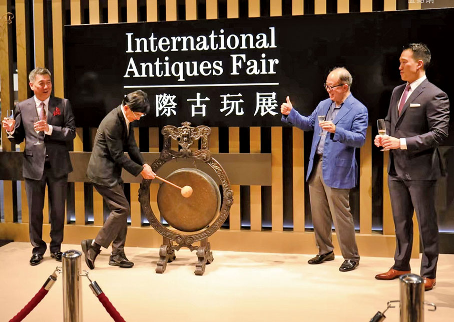 ◆往屆古玩展上嘉賓鳴鑼，為展覽揭幕。