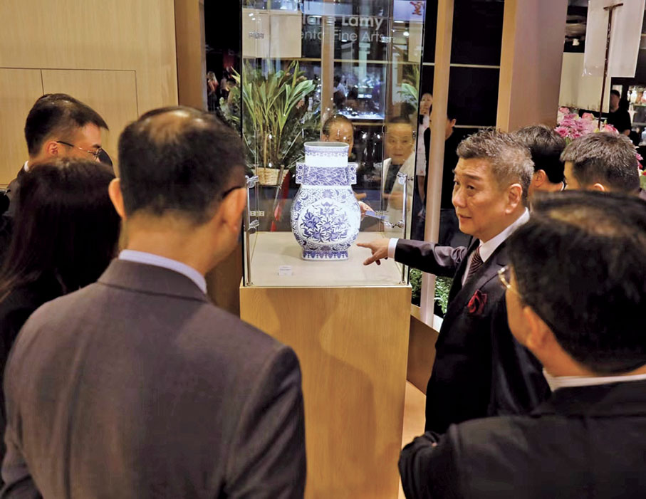 ◆翟健民在往屆古玩展上為觀眾作導賞。