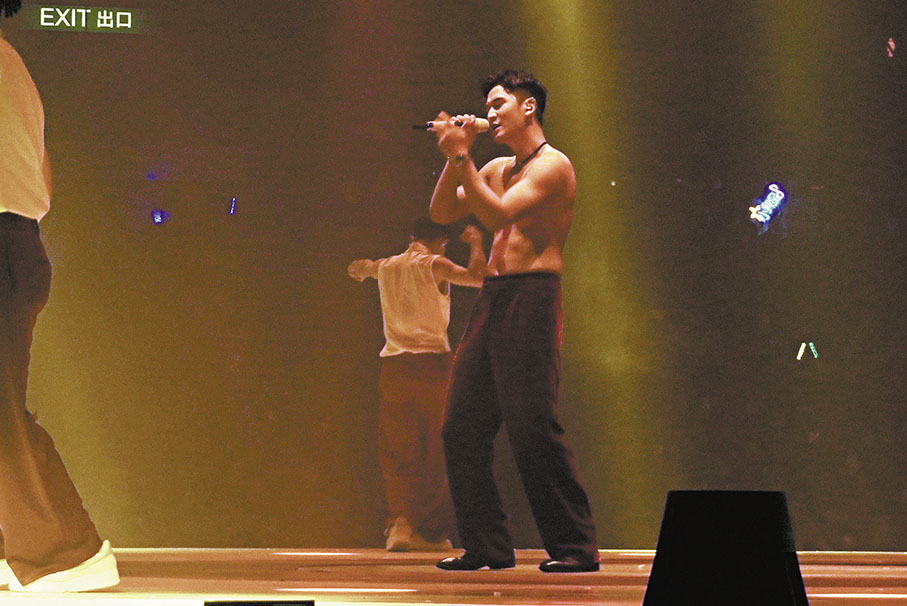 ◆周興哲演唱會大騷肌肉。