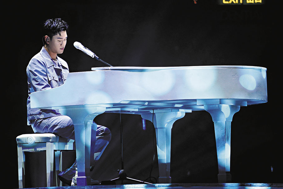 ◆周興哲晒琴技自彈自唱。