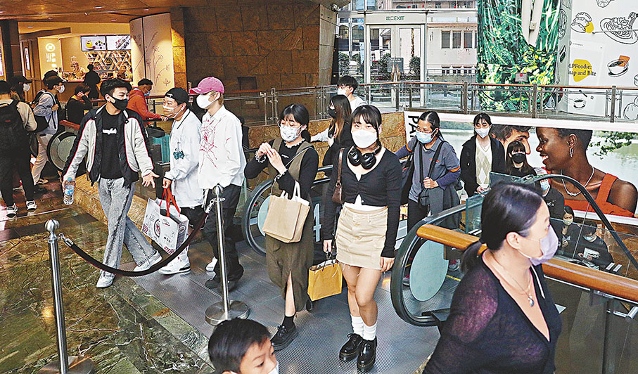 ◆口罩令今日起全面取消，香港全面復常，維持959天的口罩令終於解除。盧寵茂期待大家可以展露笑容，講聲「你好，香港！」圖為昨日商場內市民仍戴着口罩。 香港文匯報記者郭木又  攝