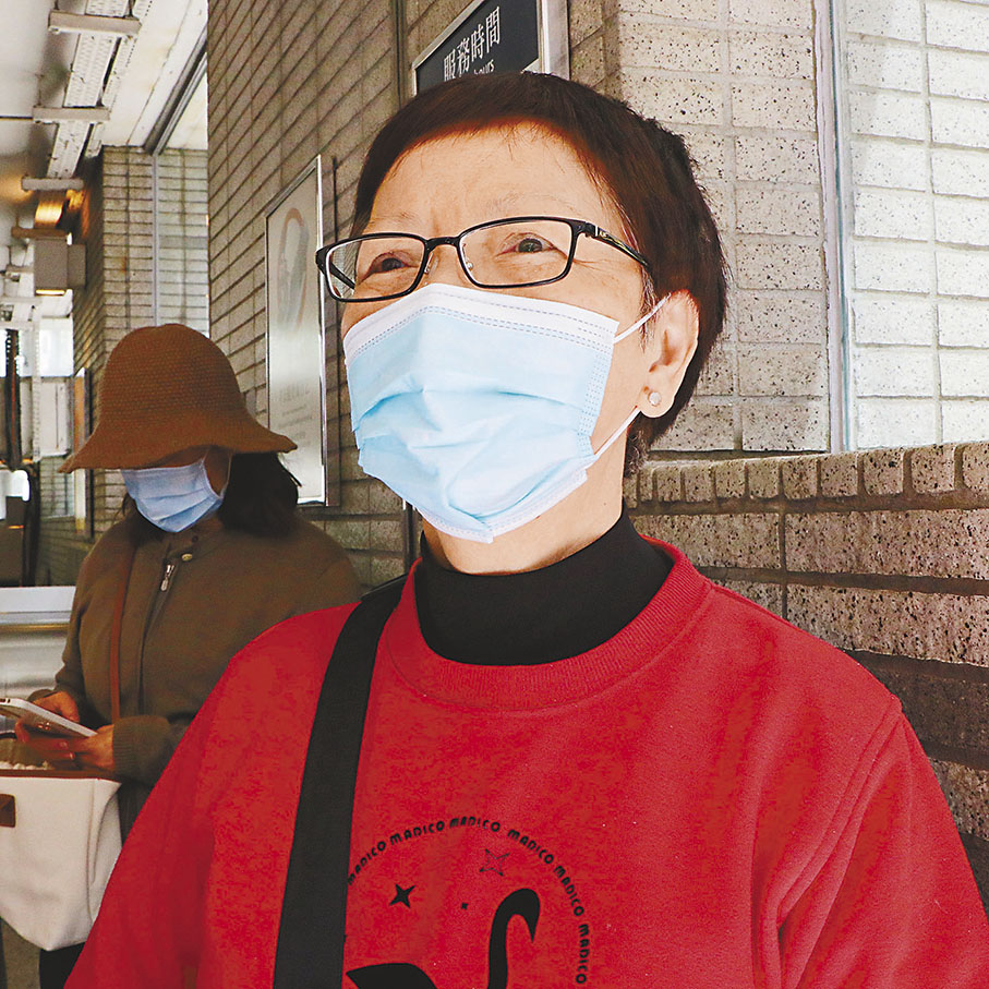 羅女士：取消口罩令是邁向復常的重要一步，但我覺得有點不放心，擔心自己感染到新冠病毒或其他傳染病，我想盡量戴（口罩）多一段時間。