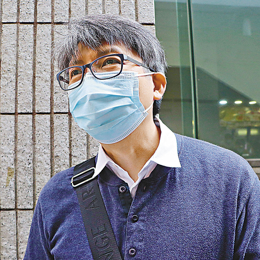 李先生：取消口罩令是好事。外國不少地方已經不需戴口罩，外地遊客來港可能會「驚驚哋」，現時讓大家可以自由選擇要不要戴比較好。但我還會繼續戴多一段時間，尤其人多的地方，例如交通工具。