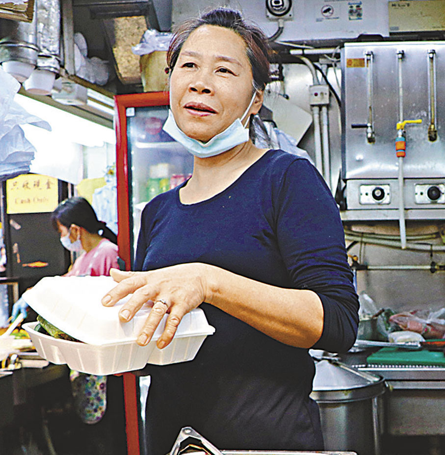 小食店職員林女士：之前市民都不敢在街邊買小食「掃街」，因為怕除口罩食嘢。不再強制要求戴口罩後，市民可以爽快地「掃街」，希望生意回升一兩成。我戴口罩在廚房內工作，對着幾個焗爐和熱水爐，口罩經常濕透，以後可以除低口罩工作。