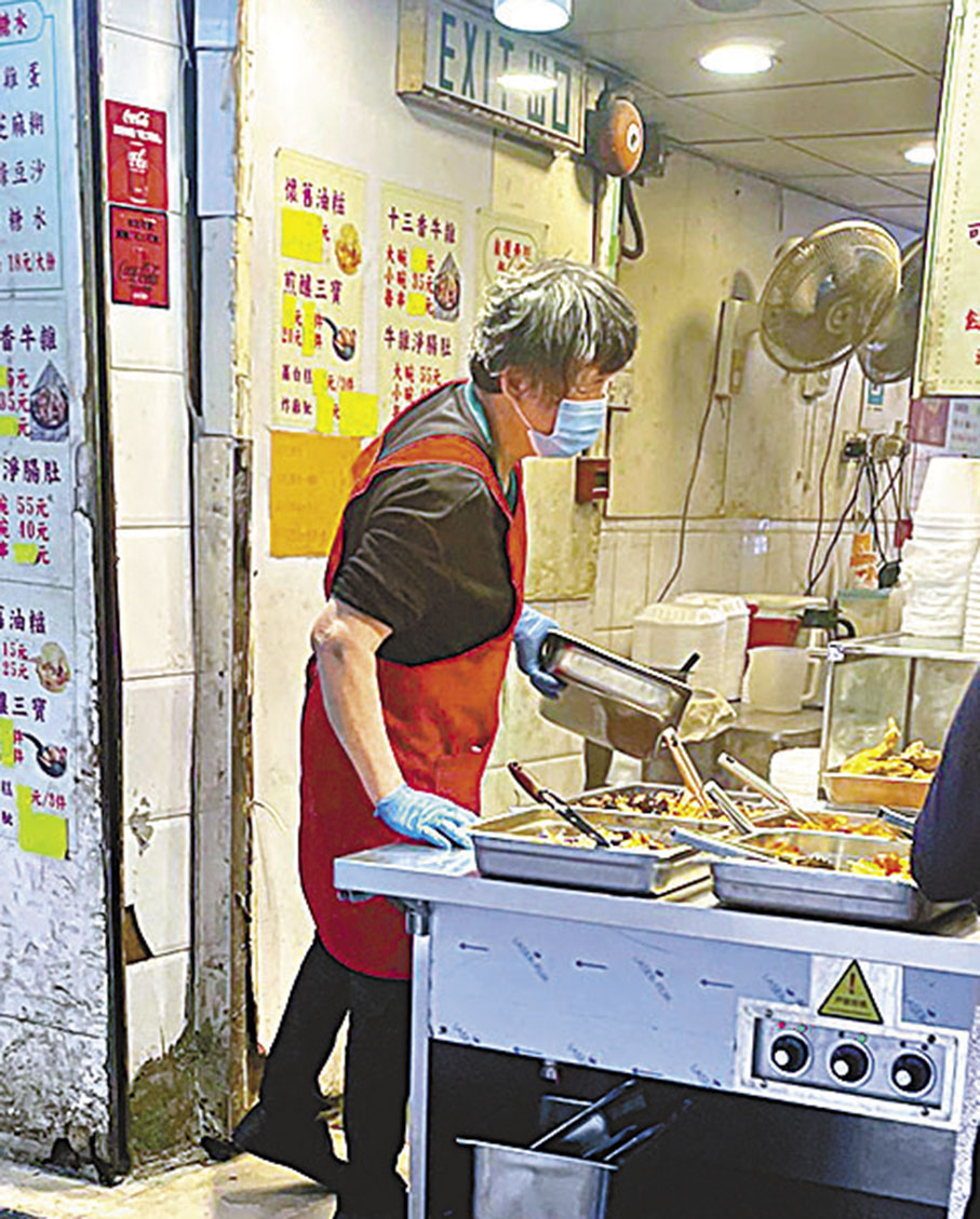 小食店另一職員：只希望脫下口罩後，市民可以多點來「掃街」享受美食。