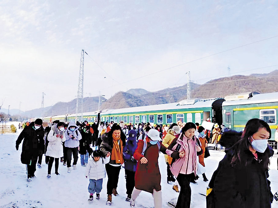◆「秦嶺冰雪遊」定制專列抵達秦嶺站，遊客下車賞雪、玩雪。