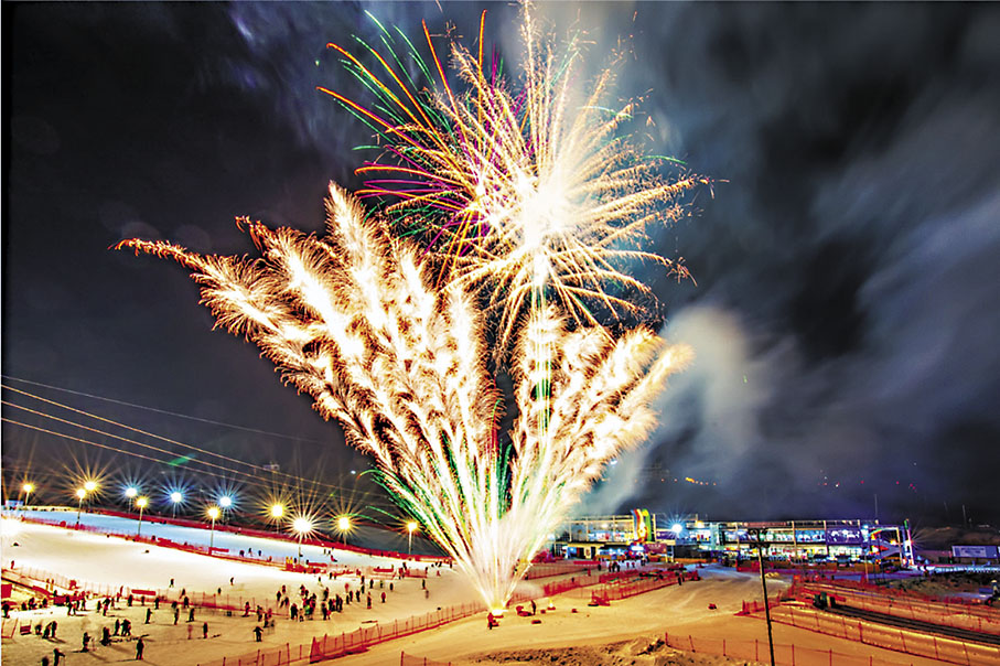 ◆陝西照金國際滑雪場夜場流光溢彩。