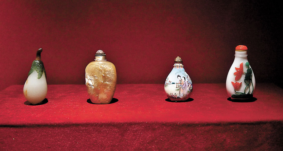 ◆四川博物院館藏的各種鼻煙瓶，與西方的鼻煙盒相映成趣。