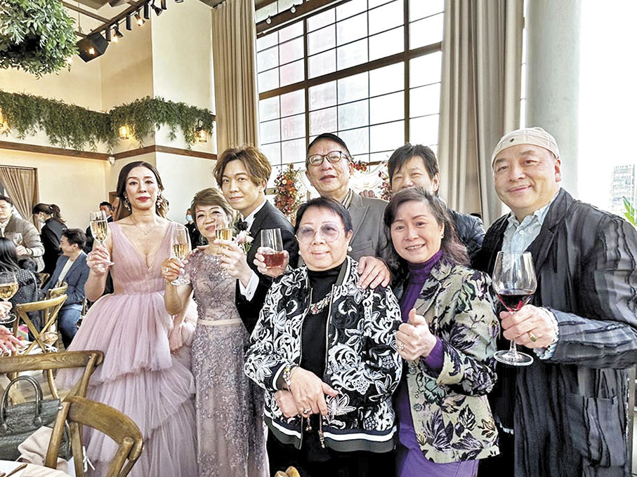 ◆一對新人與嘉賓開心大合照。 作者供圖