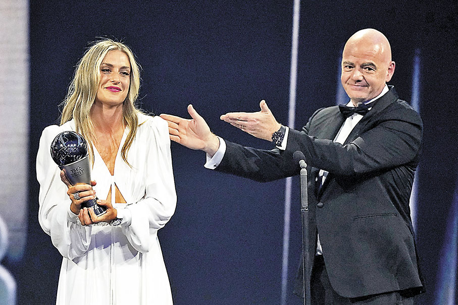 ◆國際足協主席恩芬天奴，將最佳女足球員獎項頒給佩達娜絲。  美聯社