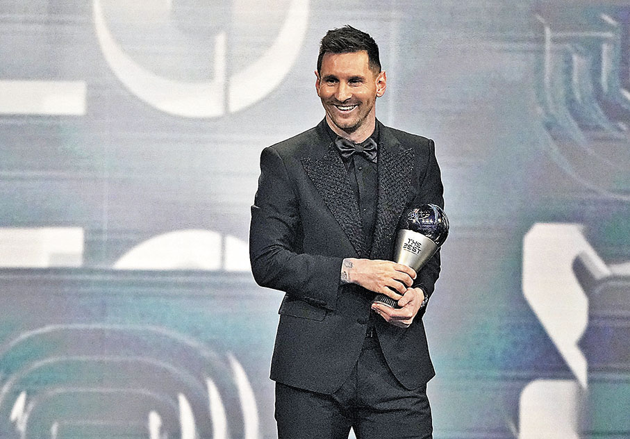 ◆美斯再次獲得FIFA年度最佳球員獎，笑容滿面領取獎座。  美聯社
