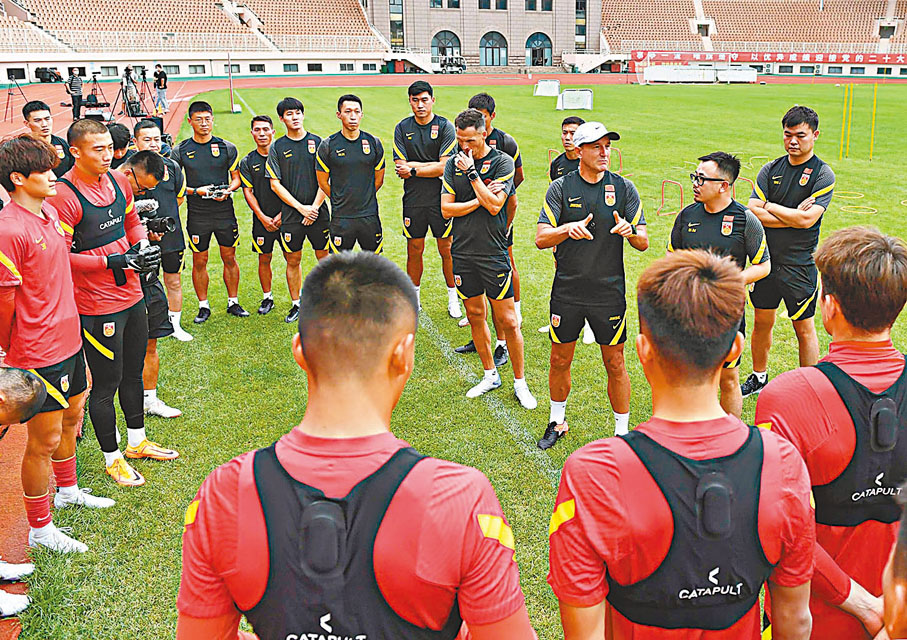 ◆揚科維奇（白帽者）指導球隊訓練。 資料圖片