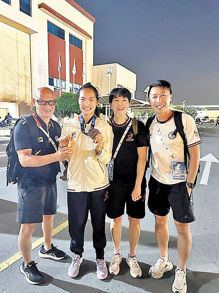 ◆任國芬（左二）、余春麗（左三）賽後與教練合影。 香港殘體會提供