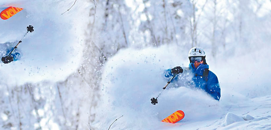 ◆亞布力有滑雪圈公認的「爽雪」，雪板滑過，白雪飛揚。