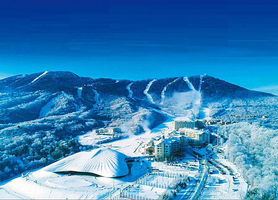 ◆亞布力陽光度假區雪場山脈蜿蜒雄偉，雪道體驗豐富。