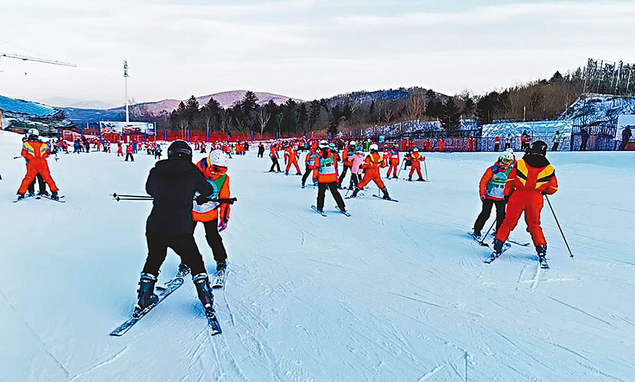 ◆亞布力滑雪場為初學者提供專業教練指導服務。