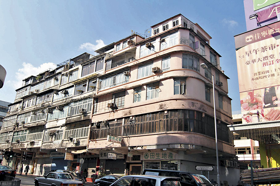 ◆民建聯引用發展局數字預計，2040年有超過2萬幢樓齡超過50年的舊樓。圖為九龍城一帶舊樓。 資料圖片