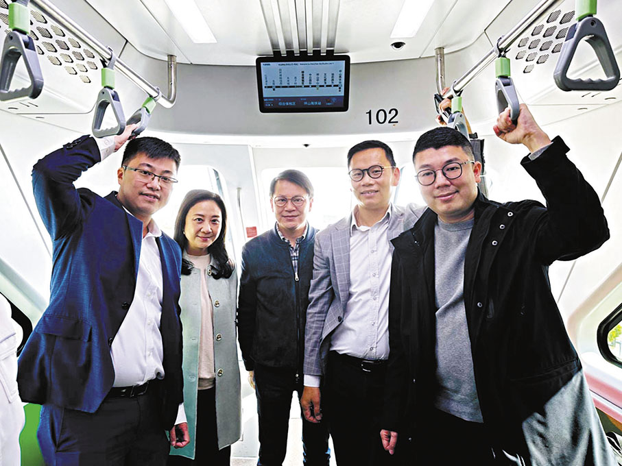 ◆民建聯一行到深圳試乘電動「雲巴」。