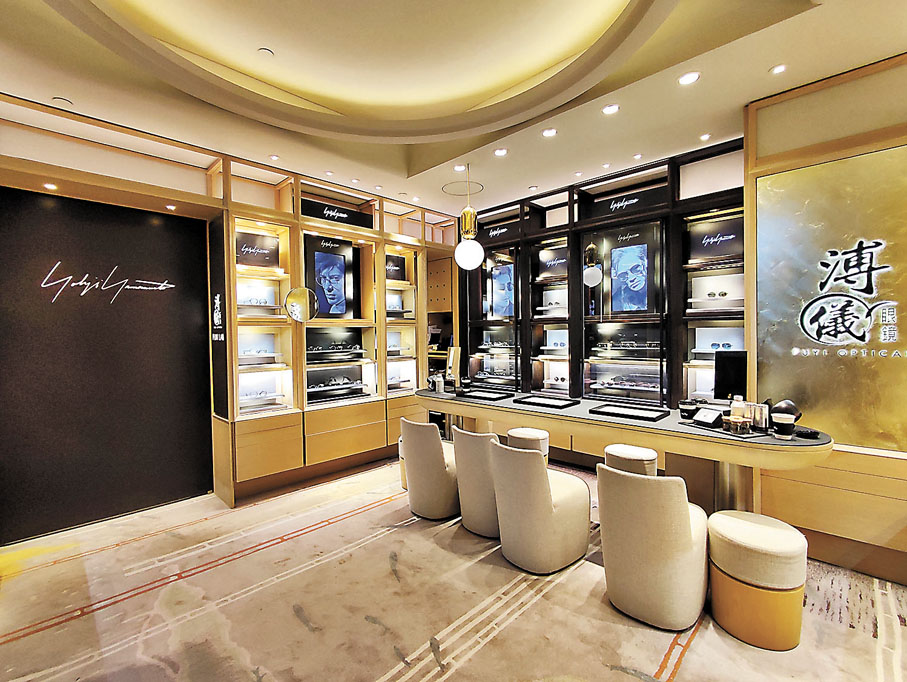 ◆指定店舖特意換上以啞黑色調為主的視覺陳列，讓大家如置身山本耀司的經典黑色時裝世界。