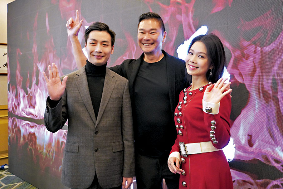 ◆（左起）王志良、鄧達智及林穎施碰面即互讚。