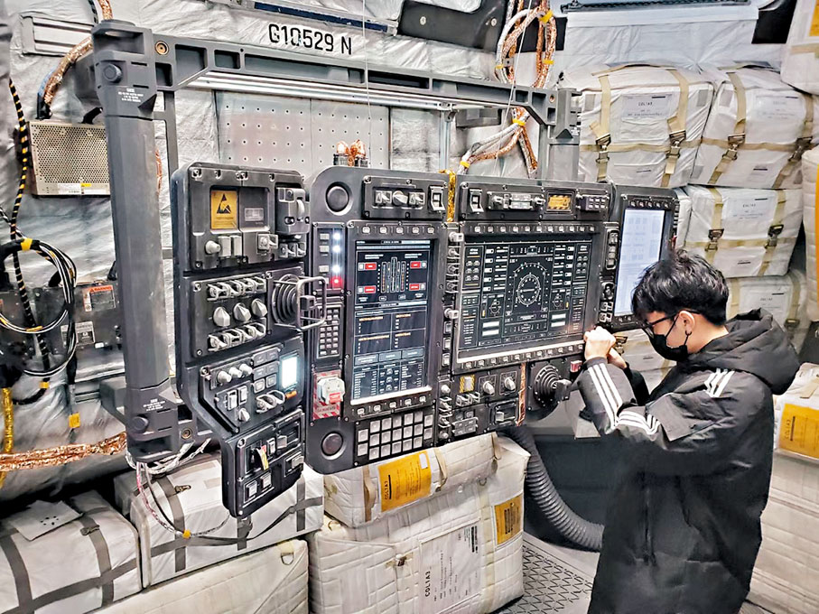 ◆楊旭團隊工作人員進行道具製作。香港文匯報深圳傳真