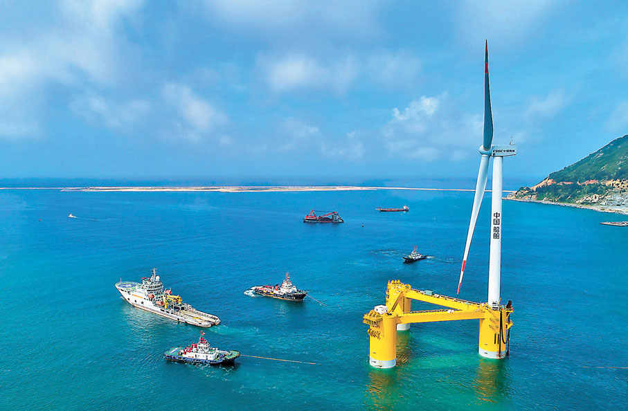 ◆2022年5月29日,國內首台深遠海浮式風電裝備「扶搖號」從廣東省茂名市廣港碼頭拖航前往羅鬥沙海域進行示範應用。 資料圖片