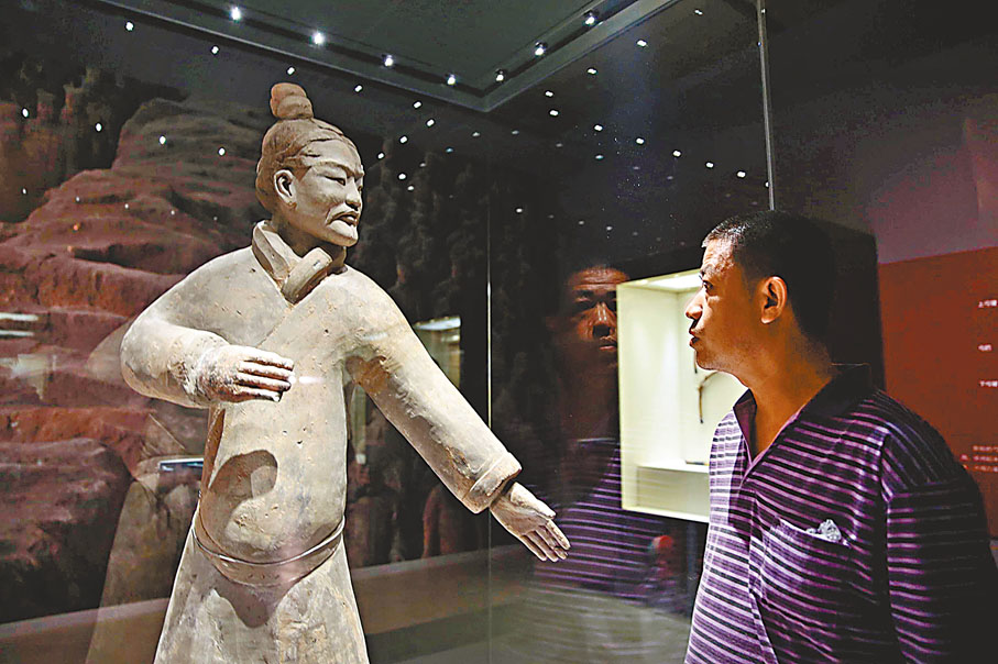 ◆ 商鞅幫助秦國變法後，終於令秦國成為強國。圖為觀眾參觀秦朝時期的立射俑。資料圖片