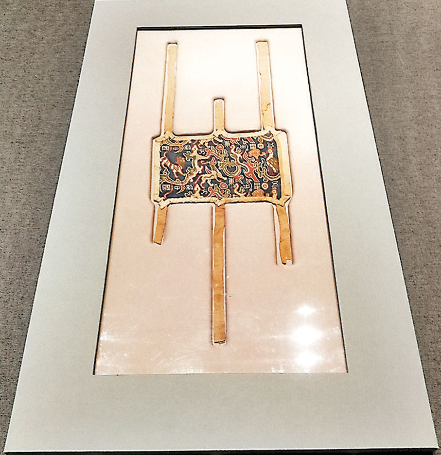 ◆圖為新疆博物館展出的「五星出東方利中國」錦護臂