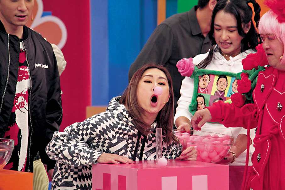 ◆胡定欣玩得投入。