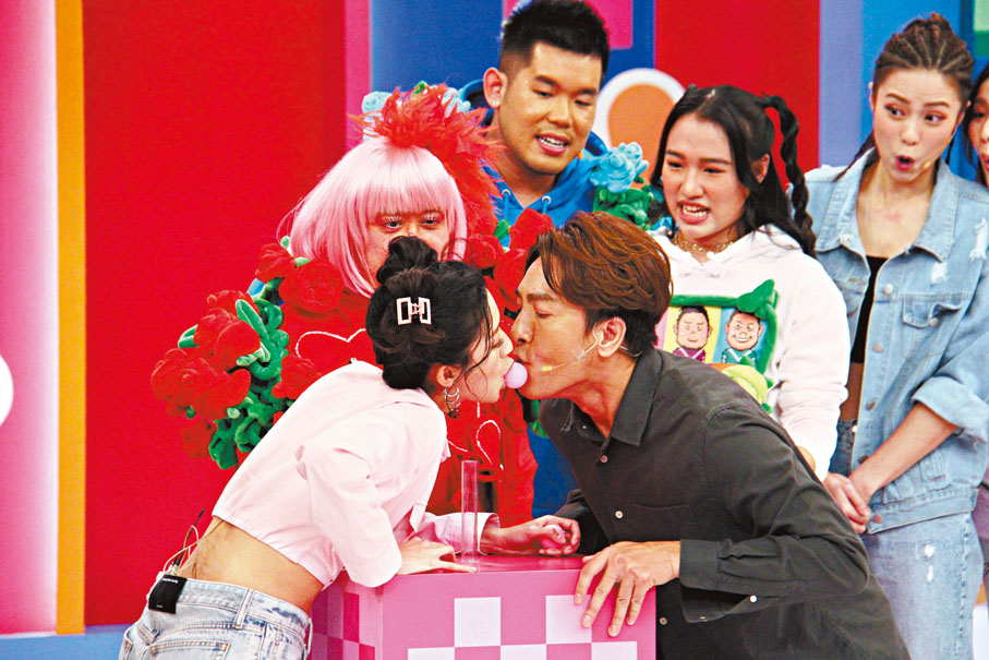 ◆蔡思貝小露蠻腰與馬國明激烈對戰。