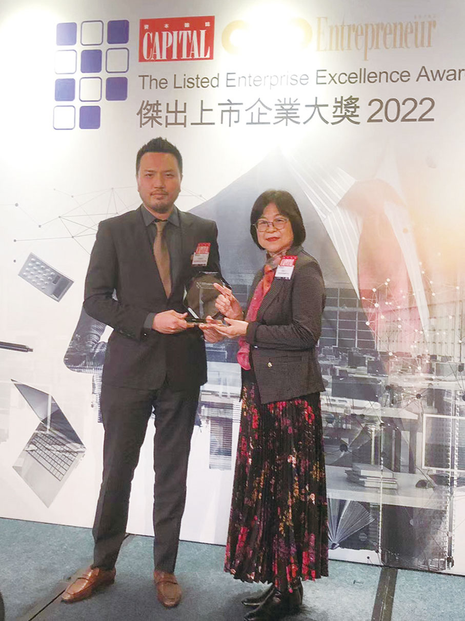 ◆ 子辰代表集團領取「企業管治大獎」。