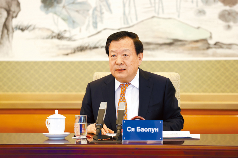 ◆中央港澳工作領導小組常務副組長、國務院港澳事務辦公室主任夏寶龍昨日到華彬費爾蒙酒店看望了來京出席全國政協十四屆一次會議的香港、澳門地區全國政協委員。圖為夏寶龍。資料圖片