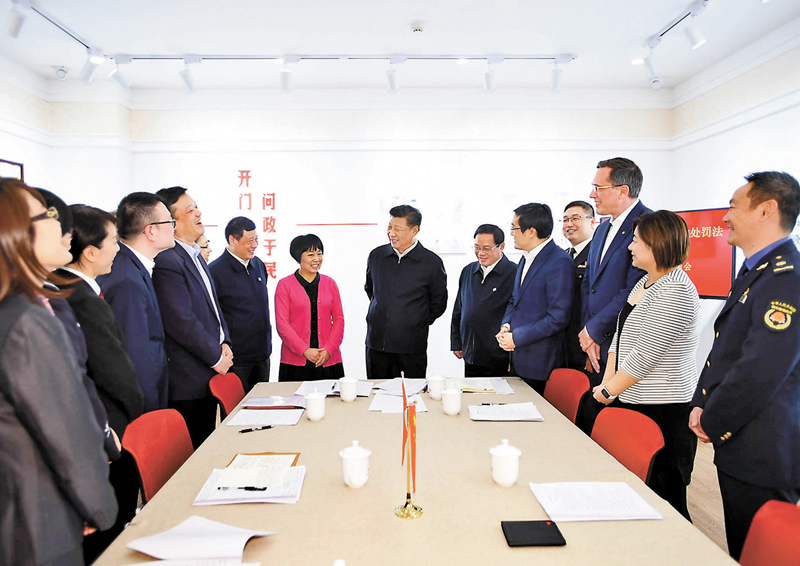 ◆2019年11月2日至3日，中共中央總書記、國家主席、中央軍委主席習近平在上海考察。這是2日下午，習近平在長寧區虹橋街道古北市民中心，同正在參加立法意見徵詢的社區居民代表親切交流。 資料圖片