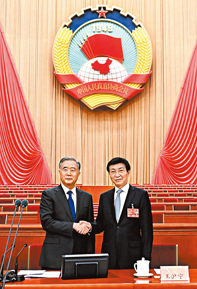 ◆3月3日，中國人民政治協商會議第十四屆全國委員會第一次會議預備會議在北京人民大會堂舉行。這是十三屆全國政協主席汪洋同全國政協十四屆一次會議主席團會議主持人王滬寧親切握手。新華社