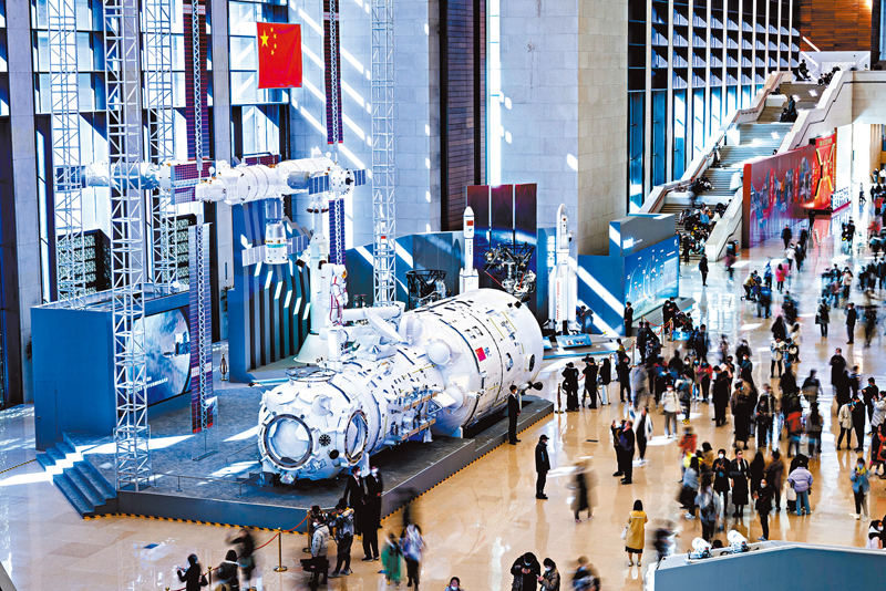◆《人民日報》3日在頭版刊發署名「任仲平」文章《團結奮鬥，創造新的偉業》。文章指出，即將召開的全國兩會，是全面貫徹落實中共二十大精神開局之年的重要會議，是換屆的大會，是我國人民政治生活中的大事。最大限度把各階層各方面的智慧和力量凝聚起來，最大限度把全社會全民族的積極性、主動性、創造性發揮出來，就一定能形成同心共圓中國夢的強大合力。圖為2月24日，「逐夢寰宇問蒼穹——中國載人航天工程30年成就展」在位於北京的中國國家博物館開幕。 資料圖片
