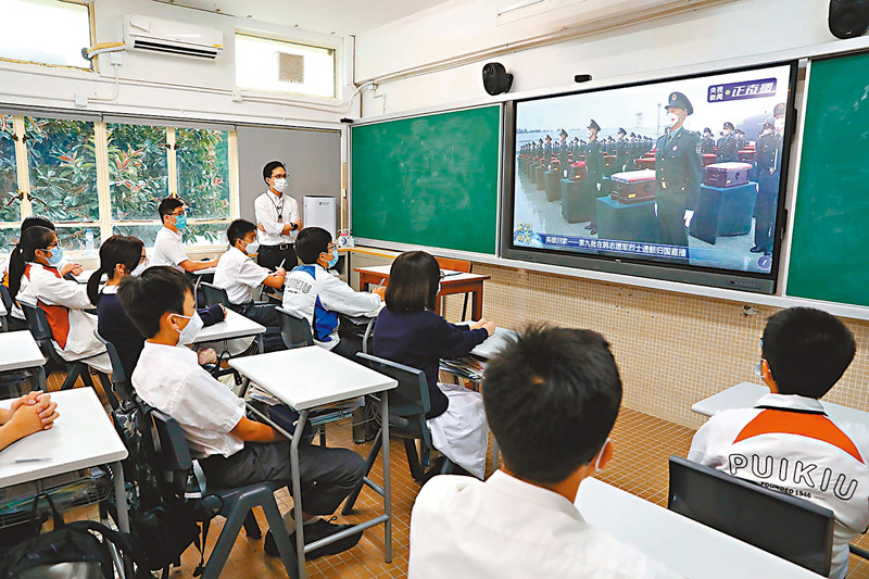 ◆ 有中學推行愛國教育。圖為學生正在觀看在韓志願軍烈士遺骸迎回儀式。 資料圖片