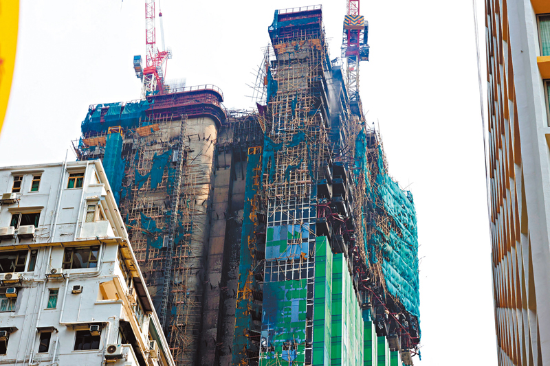 ◆重建地盤起火建築物有多層嚴重燒毀，外牆棚架布滿搖搖欲墜的危險物。 香港文匯報記者劉友光  攝