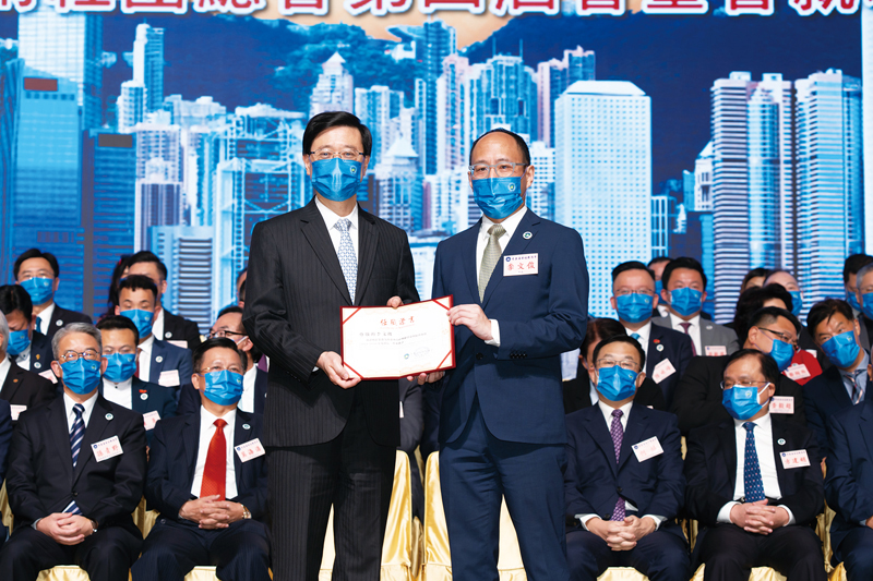◆李文俊（右）榮膺香港海南社團總會第四屆會長，獲行政長官李家超（左）頒發委任狀。