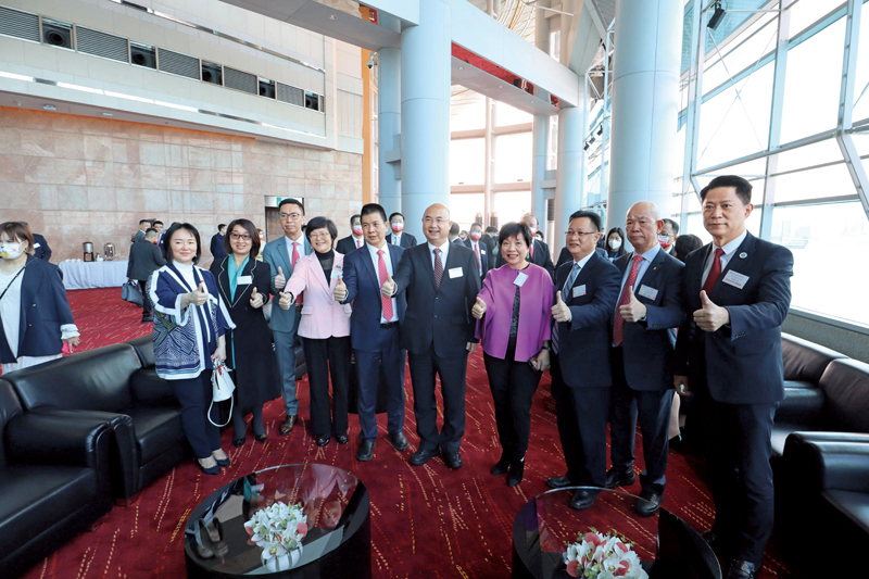 ◆朱李月華（右四）出席香港廣東社團總會2023春茗活動，與廣東省委常委、統戰部部長王瑞軍（右五）留影。