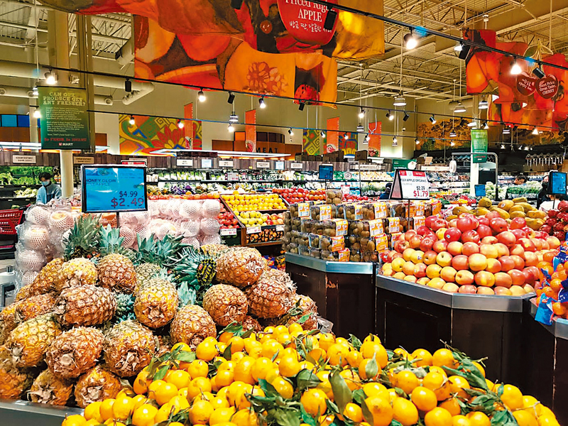 ◆超市生意不跌反升，食物是每個家庭的必需品。  成小智 攝