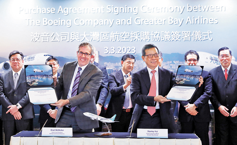 ◆ 香港大灣區航空宣布訂購15架波音737-9客機，行政總裁許漢忠（前排右）昨日與波音公司商業銷售和市場營銷高級副總裁Brad McMullen（前排左）簽署訂購協議。香港文匯報記者萬霜靈  攝