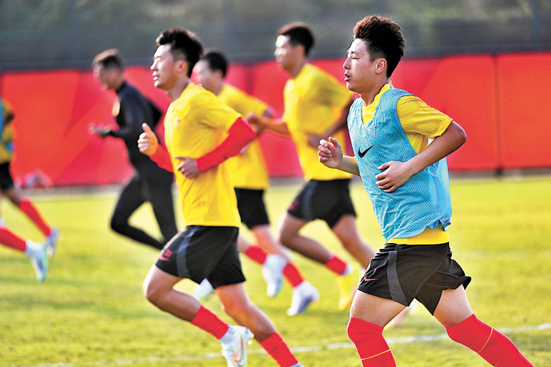 ◆武磊（藍背心）出席國足訓練。 新華社