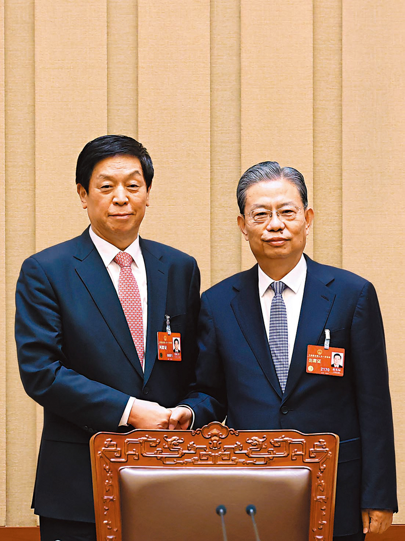 ◆3月4日，十四屆全國人大一次會議主席團在北京人民大會堂舉行第一次會議。這是栗戰書和趙樂際握手。     新華社