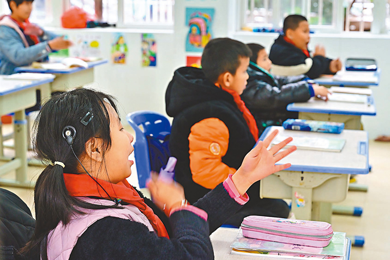 ◆這些年來，我國助聽輔具和信息無障礙環境得到了極大的發展，國家推行的康復和融合教育取得巨大成效，「十聾九啞」已漸成歷史。圖為早前福建省莆田市特殊教育學校，聽障學生借助人工耳蝸用手語和聲音與老師交流。 資料圖片